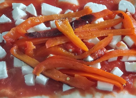 Pizza ai peperoni fatta in casa