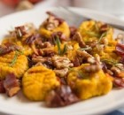 gnocchi-di-zucca-conditi-con-speck-noci-e-rosmarino